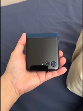 Motorola Razr 2025 - Black with Navy Accent